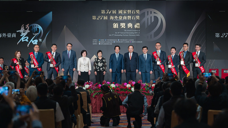 2025-10-27-熊總會長強生受邀出席第27屆海外臺商磐石獎頒獎典禮