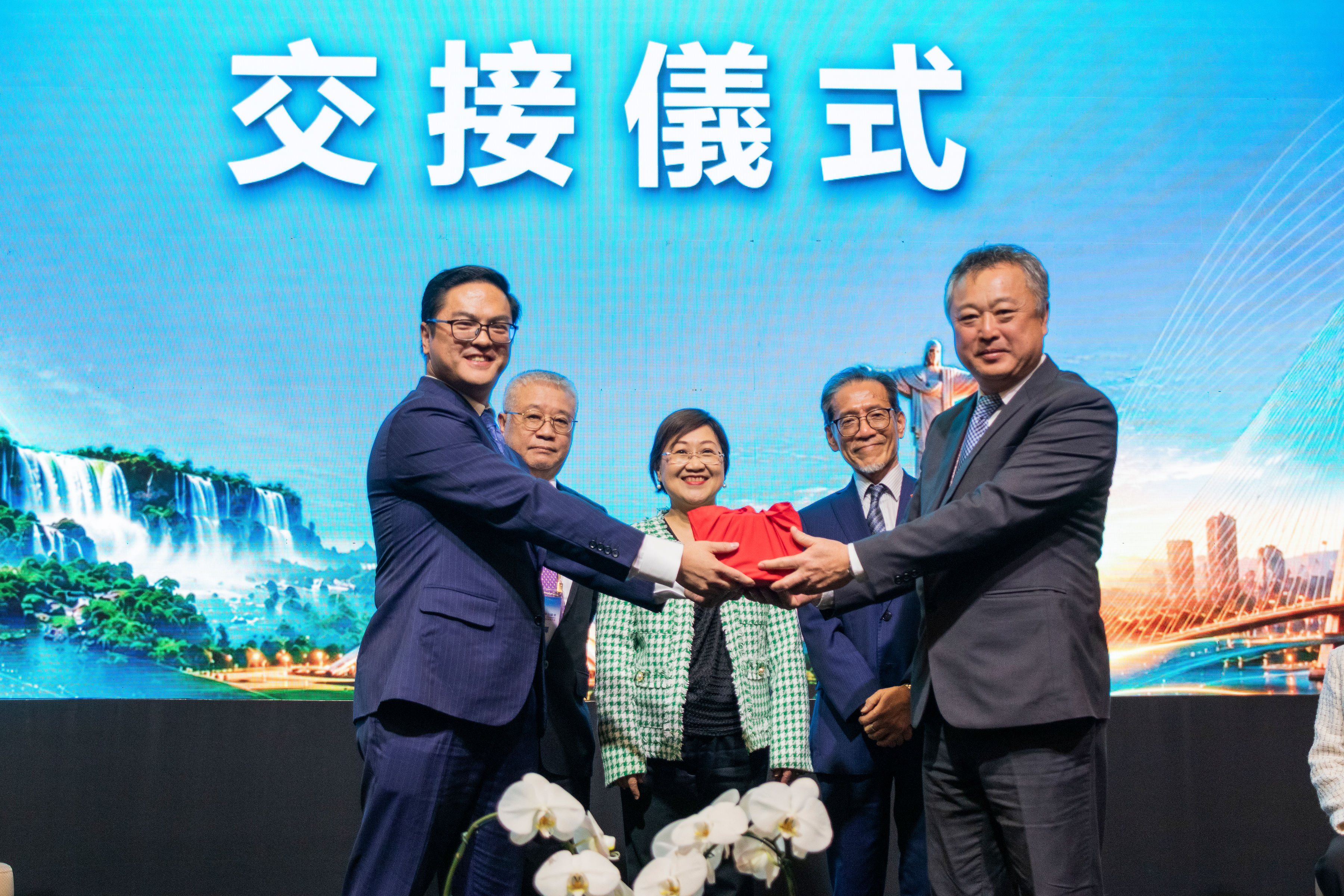 中南美洲總會新舊任監事長交接，由張名譽監事長德輝監交，僑務委員會徐委員長佳青見證。