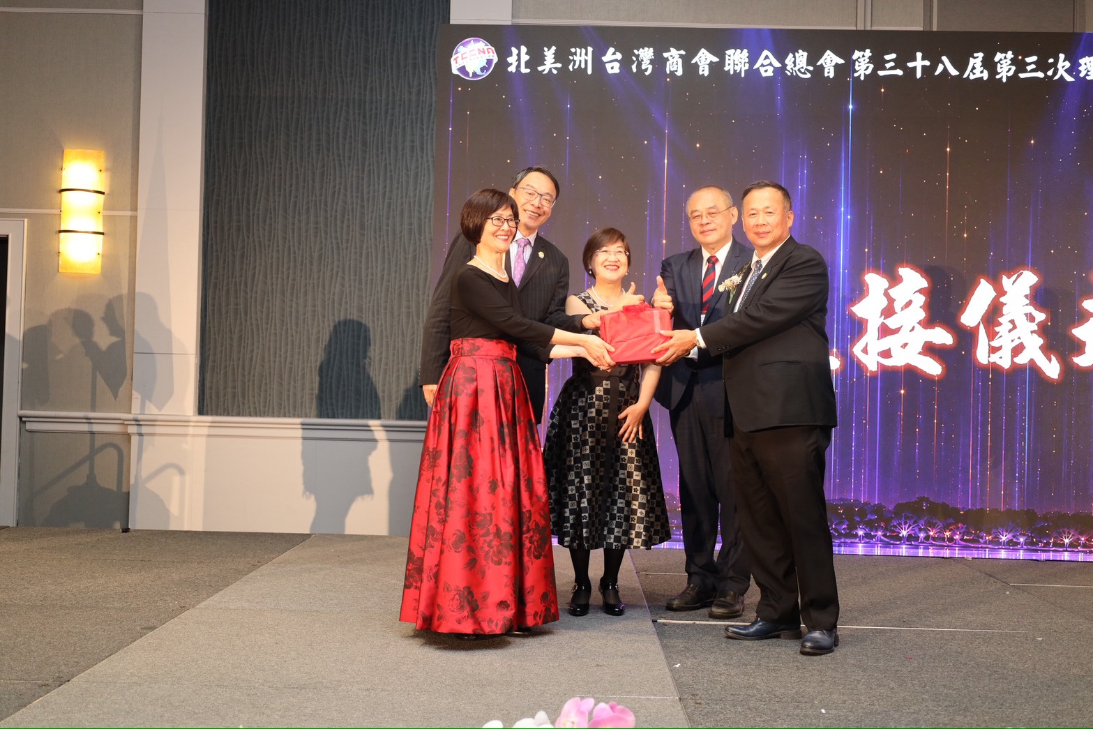北美洲總會新舊任總會長交接，由熊總會長強生監交，僑務委員會徐委員長佳青見證。
